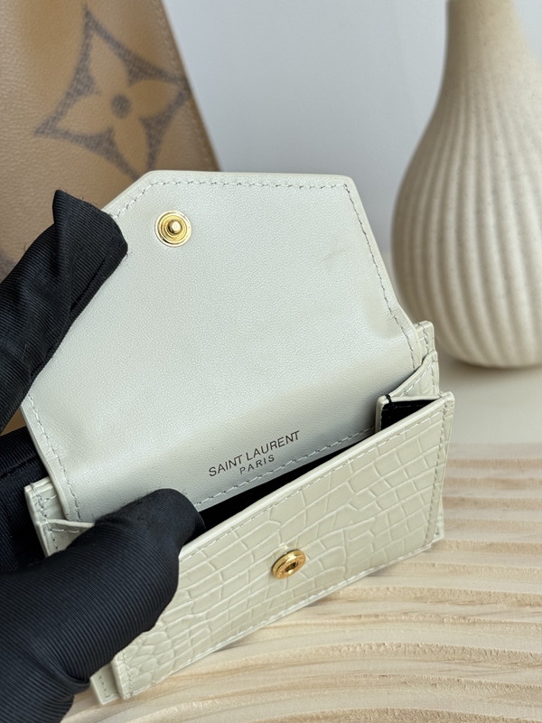 イヴサンローラン財布着用イメージ